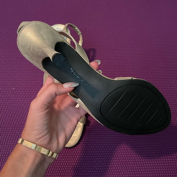 Exquisite, distressed gold 'Prissy' slingbacks by Naturalizer - Picture 8 of 9